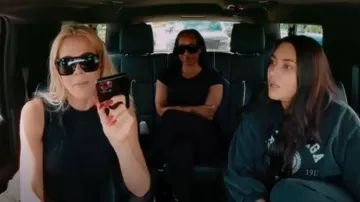 Logotipo de Balenciaga Leggings acanalados usados por Malika Haqq como se ve en The Kardashians (S02E05)