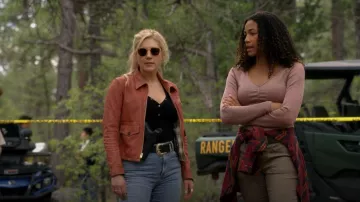 Ray-Ban Frank Sunglasses worn by Jenny Hoyt (Katheryn Winnick) as seen in Big Sky Wardrobe (Season 3 Episode 5)