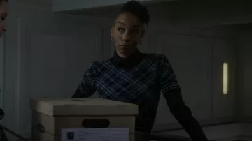 Pinko Check Pattern Cropped Knitted Cardigan usado por Carmen Moyo (Charmaine Bingwa) como se ve en The Good Fight (S06E07)
