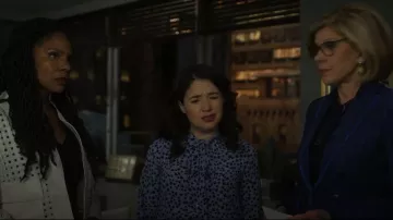 No. 21 Star Print Tie Neck Silk Button Front Shirt usado por Marissa Gold (Sarah Steele) como se ve en The Good Fight (S06E07)