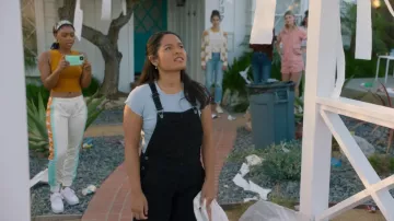 Mono de mezclilla negro Topshop usado por Carolyn 'Mouse' Smith (Tisha Custodio) como se ve en Big Shot (S01E07)