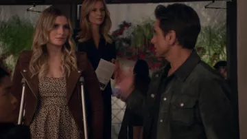 Mini vestido con estampado de leopardo Reformation usado por Harper Schapira (Darcy Rose Byrnes) como se ve en Big Shot (S01E09)