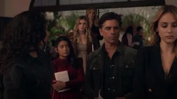 Mini vestido de manga larga Pintuck Tiered Topshop usado por Mouse Smith (Tisha Custodio) como se ve en Big Shot (S01E09)