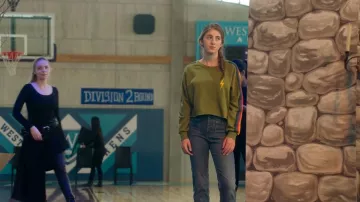Maje Jeans con bolsillos usados por Emma Korn (Sophia Mitri Schloss) como se ve en Big Shot (S01E09)