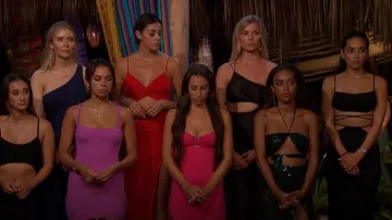 Usamos la falda midi recortada usada por Victoria Fuller como se ve en Bachelor in Paradise (S08E06)