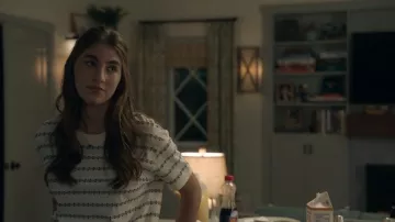 Madewell Everyday Jacquard Stripe Crop Tee usada por Emma Korn (Sophia Mitri Schloss) como se ve en Big Shot (S01E09)