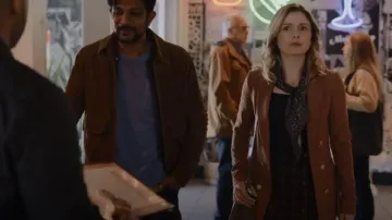 RW&Co Birdseye Blazer usado por Samantha (Rose McIver) como se ve en Ghosts (S01E11)