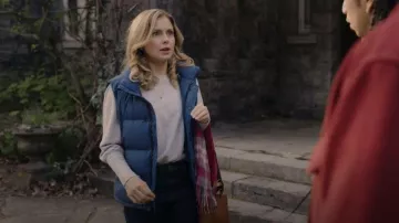 Tna El chaleco Super Puff™ usado por Samantha (Rose McIver) como se ve en Ghosts (S01E11)
