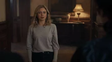 Sudadera Heartloom Rico usada por Samantha (Rose McIver) como se ve en Ghosts (S01E11)