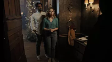 Levi's Kick Flare Denim Jeans usados por Samantha (Rose McIver) como se ve en Ghosts (S01E13)