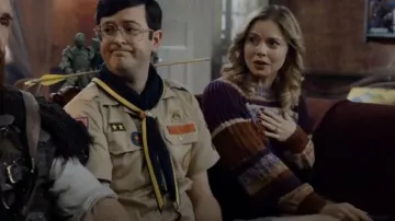 Ulla Johnson Samara Pull porté par Samantha (Rose McIver) vu dans Ghosts (S01E16)