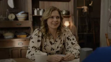Heartloom Suri Top usado por Samantha (Rose McIver) como se ve en Ghosts (S01E18)