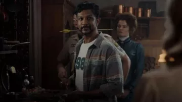 Rails Runson Happy Valley Shirt usada por Jay (Utkarsh Ambudkar) como se ve en Ghosts (S02E04)