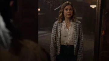 Anthropologie Hutch Tiny Tailored Blazer Jacket usada por Samantha (Rose McIver) como se ve en Ghosts (S02E04)