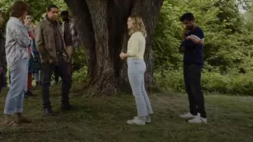 Zapatilla Sorel Grit usada por Jay (Utkarsh Ambudkar) como se ve en Ghosts (S02E04)