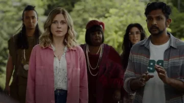 Camisa de manga larga estampada de whisky y soda usada por Samantha (Rose McIver) como se ve en Ghosts (S02E04)