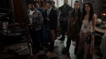 Llámalo Spring Kosara High Top Sneakers usadas por Jay (Utkarsh Ambudkar) como se ve en Ghosts (S02E04)