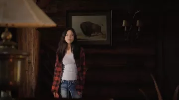 Vaqueros vaqueros con costuras blancas usados por Monica Dutton (Kelsey Chow) en los trajes de la serie de televisión de Yellowstone (S03E02)