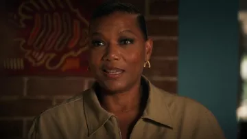 Bottega Veneta Twisted Triangle Hoop Earrings portés par Robyn McCall (Queen Latifah) comme on le voit dans The Equalizer (S03E04)