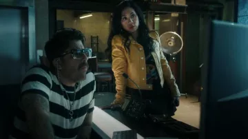 Courreges Logo Patch Coated Stretch Cotton Crop Jacket usada por Melody 'Mel' Bayani (Liza Lapira) como se ve en The Equalizer (S03E04)