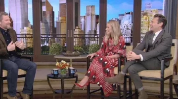 Gianvito Rossi Suede Pumps usadas por Kelly Ripa como se ve en LIVE with Kelly and Ryan el 19 de octubre de 2022