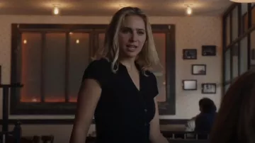 Sanctuary Dream Buttondown usado por la médico forense Megan Carson (Leigh Ann Larkin) como se ve en Blue Bloods (S13E03)