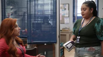 Mother Vagabond Denim Midi-Skirt usada por Ashley (Keyla Monterroso Mejia) como se ve en Abbott Elementary (S02E05)