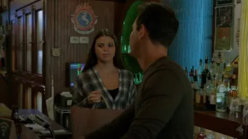 Blusa de seda a cuadros Vince Shadow usada por Tracy Herrmann (Heidi Lee Grace) vista en Chicago Fire (S11E05) 