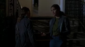 T-shirt en coton enveloppant autour du cadre porté par Stella Kidd (Miranda Rae Mayo) vu dans Chicago Fire (S11E05)