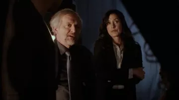 Camisa ajustada clásica usada por la agente del FBI Lisa Rand (Alicia Coppola) vista en NCIS: Los Ángeles (S14E03)