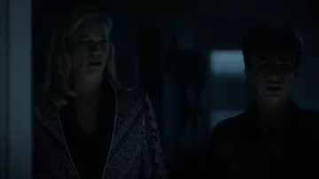 Alice + Olivia Lincoln Blazer porté par Barbara Whitmore (Amy Smart) vu dans Stargirl de DC (S03E07)