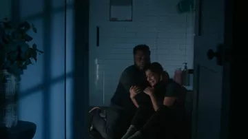 Saks Fifth Avenue Striped Wool Sweater usado por AJ Austin (Malcolm-Jamal Warner) como se ve en The Resident (S06E05)