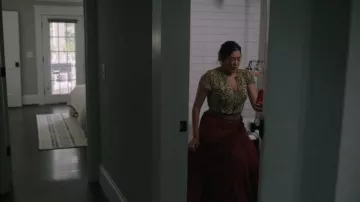 Camiseta de cuello empalmado de pilcro usada por Padma Devi (Aneesha Joshi) como se ve en The Resident (S06E05)