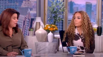 Dries van Noten Darcia Cow-Print Midi Wrap Shirtdress usado por Sunny Hostin como se ve en The View el 24 de octubre de 2022