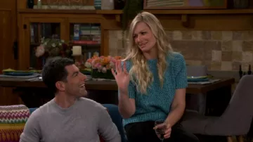 Ted Baker Aisana Pull porté par Gemma Johnson (Beth Behrs) vu dans The Neighborhood (S05E06)