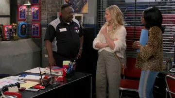 Banana Republic The Barrel Pant porté par Gemma Johnson (Beth Behrs) vu dans The Neighborhood (S05E06)