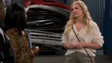 Zara Tricoter une veste demi-cardigan portée par Gemma Johnson (Beth Behrs) vue dans The Neighborhood (S05E06)