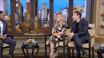 Vestido de seda de Cassis de la reforma en Magnifica usado por Kelly Ripa como se ve en VIVO con Kelly y Ryan el 24 de octubre de 2022