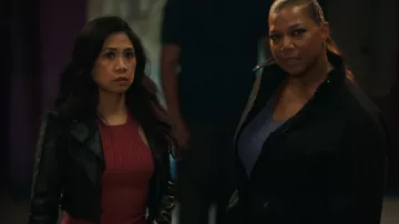 Chaqueta de cuero Alice + Olivia Yardley usada por Melody 'Mel' Bayani (Liza Lapira) como se ve en The Equalizer (S03E04)