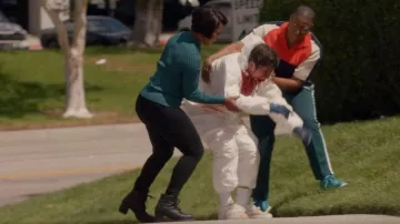 Zapatilla Off White Out of Office usada por Henrietta 'Hen' Wilson (Aisha Hinds) como se ve en 9-1-1 (S06E06)