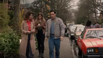 Membres seulement Veste de coureur emblématique en coton portée par le Dr Benjamin 'Ben' Song (Raymond Lee) vue dans Quantum Leap (S01E06)