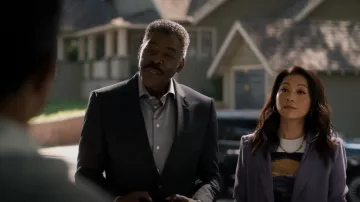 Cinq A Sept Hooded Khloe Jacket usada por Jenn Chou (Nanrisa Lee) como se ve en Quantum Leap (S01E06)