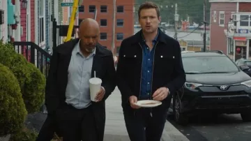 Reiss Navy Warren Zip Through Overshirt usado por Charlie Hudson (John Reardon) como se ve en Hudson & Rex (S05E05)