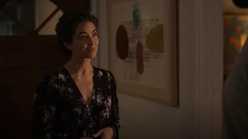 Le haut de dos plissé floral moulant des Kooples porté par Sarah Miller (Brooke Lyons) vu dans Reasonable Doubt (S01E06)