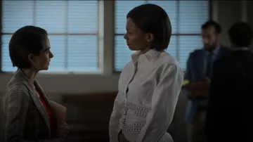 Cinturón Alaia de doble hebilla en blanco usado por Jax Stewart (Emayatzy Corinealdi) como se ve en Duda razonable (S01E06)