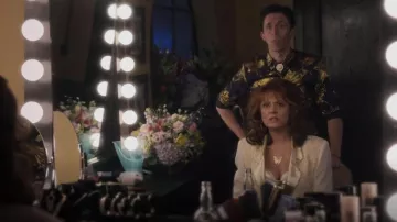 Collar de mariposas Nyrelle Monarch usado por Dottie Cantrell Roman (Susan Sarandon) como se ve en Monarch (S01E07)