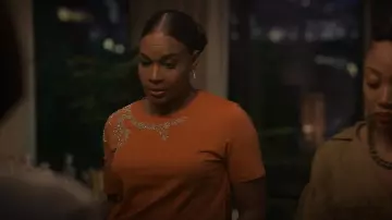 T-shirt en coton embelli Sandro porté par Sally Braswell (Nefetari Spencer) vu dans Reasonable Doubt (S01E06)
