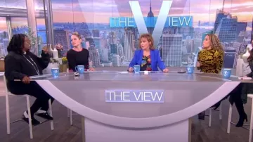 Alice + Olivia Top à imprimé floral porté par Joy Behar vu dans The View le 25 octobre 2022