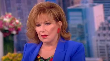 L’Agence Chamberlain Blazer à poitrine unique porté par Joy Behar vu dans The View le 25 octobre 2022