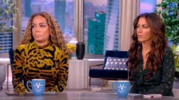 Proenza Schouler Mock-Neck Tie-Dyed Velvet Midi Vestido usado por Sunny Hostin como se ve en The View el 25 de octubre de 2022